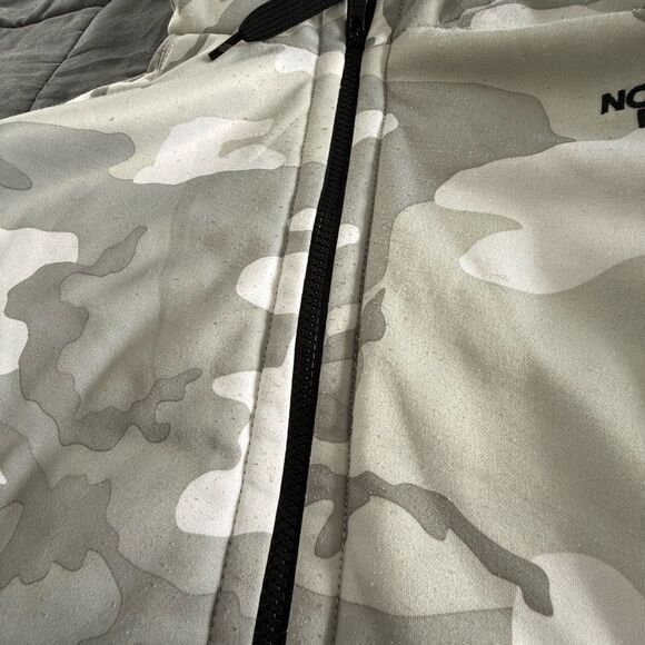 The North Face Men's Reversible Camo and Black Puffer Jacket - Picture 6 of 15